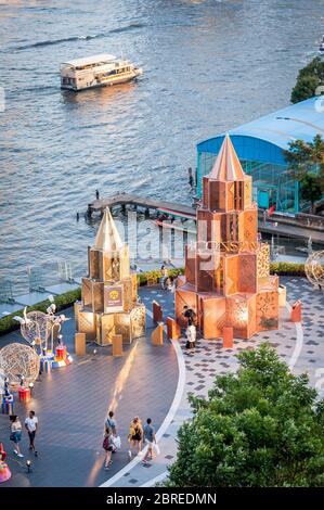 Une photo prise du balcon du nouveau centre commercial IconSiam Bangkok, Thaïlande, en regardant vers le bas du sol où les décorations de Noël élaborées annonce Banque D'Images