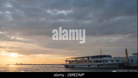 Izmir, Turquie - 27 mai 2017 : passagers se trouvant et montant à bord du ferry de la ligne de la ville à l'embarcadère du ferry d'Alsancak. Izmir Turquie. Banque D'Images