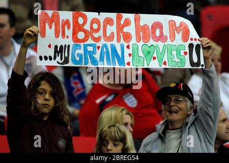 LONDRES, ROYAUME-UNI. MAI 28: Une bannière est tenue en altitude pendant International friendly entre l'Angleterre et les Etats-Unis à Wembley. Londres le 28 mai 2008 Banque D'Images