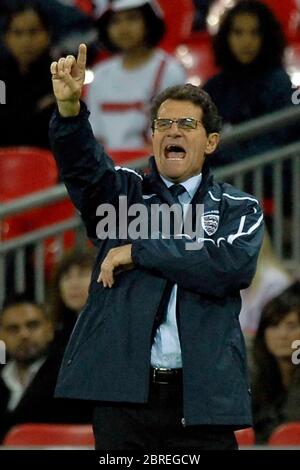 LONDRES, ROYAUME-UNI. 28 MAI : points Fabio Capello (directeur de l'Angleterre) pendant International friendly entre l'Angleterre et les Etats-Unis à Wembley. Londres le 28 mai 2008 Banque D'Images