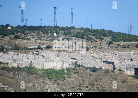 Carrières anciennes dans les rochers. Preuve d'une civilisation ancienne très développée. Péninsule de Crimée. Banque D'Images