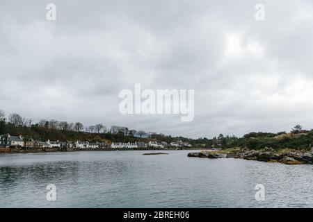 Vue sur le Loch Carron depuis le quai jusqu'au petit village des Highlands de Plockton. Banque D'Images