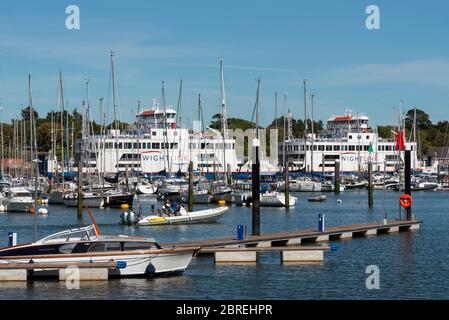 Lymington, Hampshire, Angleterre, Royaume-Uni, mai 2020. Les traversiers de la région de Wightlink s'étaient posés sur la rivière Lymington en raison de déplacements limités et d'une éclosion de coronavirus Banque D'Images