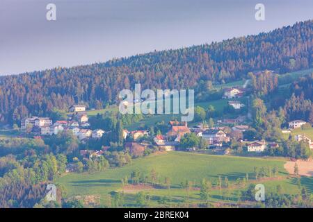 Saint Corona am Wechsel: Village et église Saint Corona am Wechsel, paysage Bucklige Welt, dans Wiener Alpen, Alpes, Niederösterreich, Basse-Autriche, Aust Banque D'Images