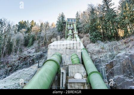 double papier de plume vert pour le transfert beaucoup d'eau pour générer de l'énergie électrique. Banque D'Images