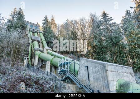 double papier de plume vert pour le transfert beaucoup d'eau pour générer de l'énergie électrique. Banque D'Images