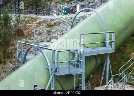 double papier de plume vert pour le transfert beaucoup d'eau pour générer de l'énergie électrique. Banque D'Images