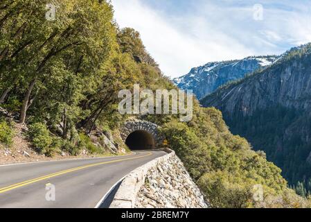 Tunnel dans la montagne dans la région de Yosemite, parc national de Yosemite, Californie, états-unis. Banque D'Images