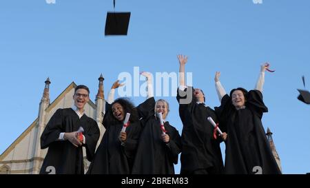 Capsules de graduation projetées dans l'air. Banque D'Images