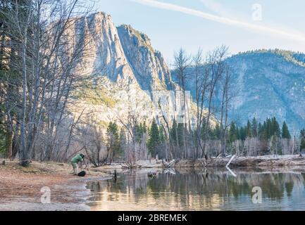 Photographe travaillant près de la rivière, vue panoramique dans la région de Swinging Bridge dans le parc national de Yosemite, Californie, etats-unis. Banque D'Images