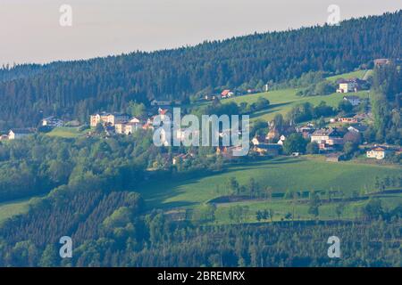 Saint Corona am Wechsel: Village et église Saint Corona am Wechsel, paysage Bucklige Welt, dans Wiener Alpen, Alpes, Niederösterreich, Basse-Autriche, Aust Banque D'Images