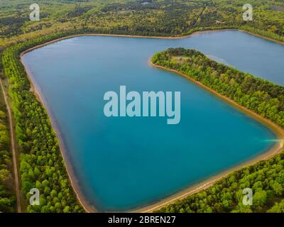 Magnifique panorama vue aérienne des lacs bleus sur une forêt verte en été ensoleillé Banque D'Images