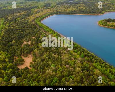 Forêt verte en plein soleil d'été sur un magnifique panorama vue aérienne de près des lacs bleus Banque D'Images