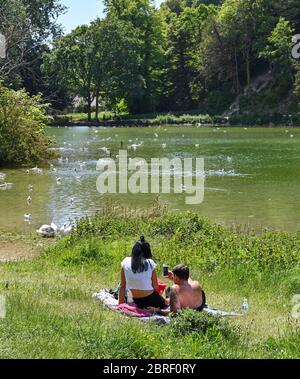 Arundel UK 21 mai 2020 - les visiteurs profitent du temps chaud et ensoleillé au lac Swanbourne, dans l'ouest du Sussex, pendant la pandémie du coronavirus COVID-19. Cependant, le temps devrait se refroidir au cours des prochains jours avant de se réchauffer à nouveau la semaine prochaine : crédit Simon Dack / Alamy Live News Banque D'Images