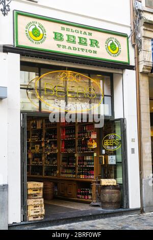 Boutique vendant de la bière à Bruxelles Banque D'Images