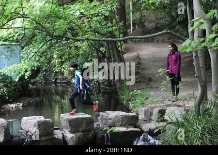 Endcliffe Park, Sheffield, pendant la phase d'alerte de la pandémie de coronavirus au Royaume-Uni. Cette phase est arrivée le 11 mai 2020, lorsque les personnes qui permettent d'exercer dans des espaces ouverts autant de fois et aussi longtemps qu'elles le souhaitent. Ils pourraient également pique-niquer dans le parc et rencontrer une autre personne à l'extérieur de leur groupe familial. La ligne de guidage sociale de distance de 2 mètres existe toujours. Banque D'Images