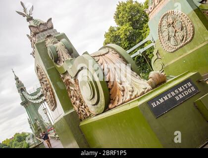 Hammersmith Bridge à l'ouest de Londres. Le premier pont suspendu au-dessus de la Tamise de Hammersmith à Barnes Banque D'Images