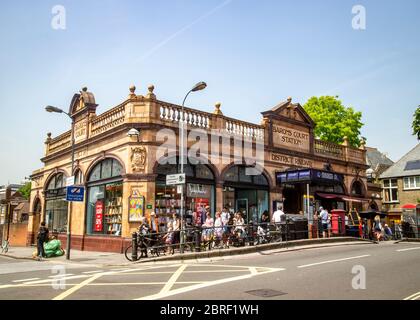 LONDRES- extérieur établissant une photo de la station de métro Barons court à Hammersmith, ouest de Londres. Sur la ligne piccadilly et District. Banque D'Images