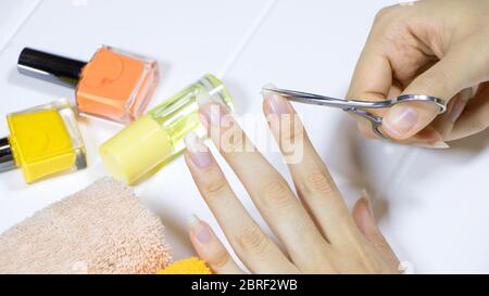 Manucure. Coupez vos ongles. Couper. Raccourcir les clous longs. Soins des ongles à domicile, spa, beauté. Procédure, salon de manucure. Banque D'Images