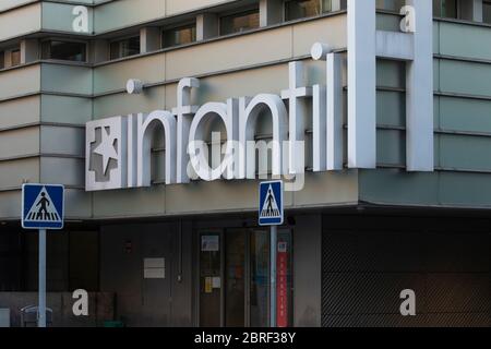 Madrid, Espagne - 19 mai 2020: Zone d'accès principale pour les urgences médicales de l'hôpital Gregorio Marañón Maternal and Child, dans la rue Máiquez, Retiro Banque D'Images