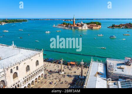 Vue aérienne de Venise, Italie. Piazza San Marco, ou place Saint Marc, Palais des Doges et remblai. Île de San Giorgio Maggiore dans le lagon de Ven Banque D'Images