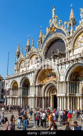 Venise, Italie - 18 mai 2017 : Piazza San Marco (place Saint-Marc) avec basilique Saint-Marc. C'est la place principale de Venise. Banque D'Images