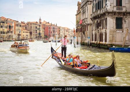 Venise, Italie - 19 mai 2017 : télécabine avec des voiles sur le Grand Canal dans Venise ensoleillée. La télécabine est un des transports touristiques les plus attrayants de Venise. Rome Banque D'Images