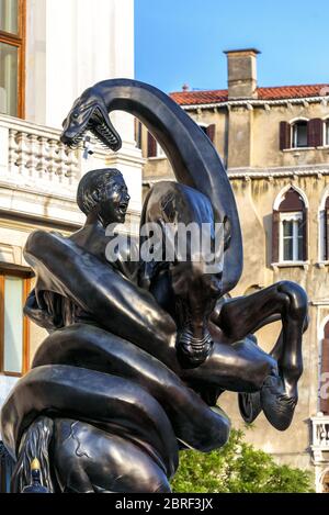 Venise, Italie - 18 mai 2017 : sculpture de Damien Hirst devant le Palazzo Grassi à Venise. Un serpent géant entoure le pilote. Art moderne à Venise Banque D'Images