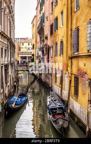 La vieille rue étroite avec des gondoles à Venise, Italie. La rue vénitienne traditionnelle est un canal d'eau. La télécabine est le plus attrayant transport touristique i Banque D'Images