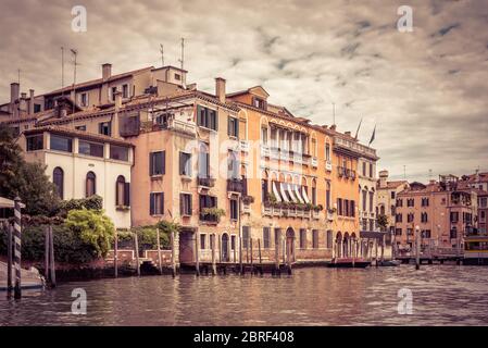 Vue traditionnelle sur la rue à Venise, Italie. Maisons anciennes sur le Grand Canal. Le Grand Canal est la rue principale et l'attraction touristique de Venise. Banque D'Images