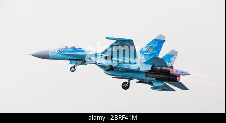 Gros plan d'un Flanker de l'Armée de l'Air de l'Ukraine su-27 qui a pris ses feux de postcombustion à Fairford, en Angleterre, en juillet 2018. Banque D'Images