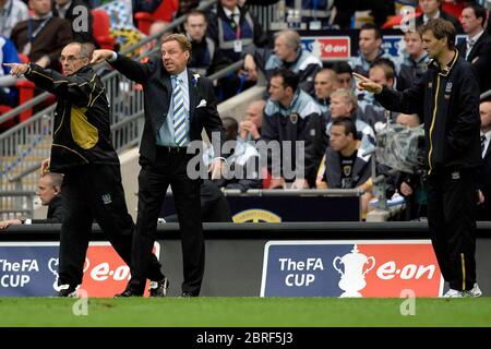 LONDRES, ROYAUME-UNI. 17 MAI : Joe Jordan (Portsmouth à gauche), Harry Redknapp (Portsmouth Manager) et Tony Adams (Portsmouth Manager adjoint) pendant la coupe FA Banque D'Images