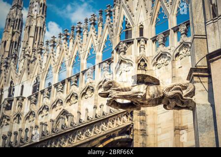 Gargoyle est sur le toit de la cathédrale de Milan (Duomo di Milano) à Milan, Italie. Le Duomo de Milan est la plus grande église d'Italie et la cinquième plus grande de Banque D'Images
