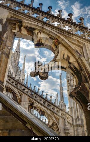 Le toit de la cathédrale de Milan (Duomo di Milano) à Milan, Italie. Le Duomo de Milan est la plus grande église d'Italie et la cinquième plus grande au monde. Banque D'Images