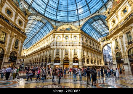 Milan, Italie - 16 mai 2017 : à l'intérieur de la galerie Vittorio Emanuele II sur la Piazza del Duomo, dans le centre de Milan. Cette galerie est l'une des plus anciennes du monde Banque D'Images