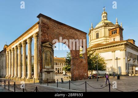 Milan, Italie - 22 mai 2017 : anciennes colonnes romaines de San Lorenzo et basilique de San Lorenzo Maggiore (Saint-Laurent). Banque D'Images