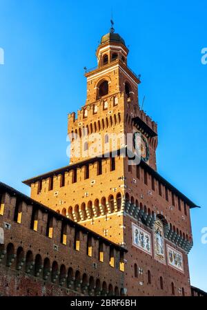 Château de Sforza, Milan, Italie. C'est un monument célèbre de Milan. Vue verticale de la tour principale en été. Architecture Renaissance dans le Milan c Banque D'Images