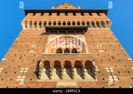 Château de Sforza, Milan, Italie. C'est un monument célèbre de la ville. Vue du bas de la tour principale en été. Architecture Renaissance dans le Milan Banque D'Images