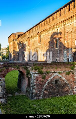 Château de Sforza avec fossé et pont, Milan, Italie. Il a été construit au XVe siècle par Francesco Sforza, duc de Milan. Architecture historique et Landmar Banque D'Images