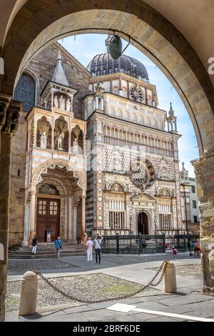 Basilique de Santa Maria Maggiore à la Citta Alta de Bergame, Italie. L'église médiévale ornée de façades de luxe est un point de repère de Bergame. Arc Renaissance Banque D'Images