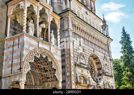 Basilique Santa Maria Maggiore à Citta Alta à Bergame, Italie. Église médiévale très ornée dans la vieille ville ou la haute ville de Bergame. Façade de luxe de Cappel Banque D'Images