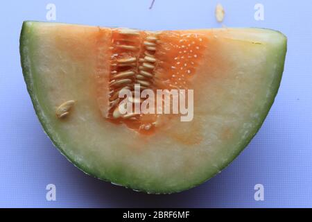 Cantaloup en tranches isolé sur fond blanc Banque D'Images