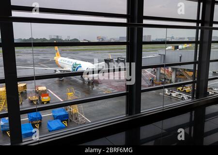 Manille, Philippines - 25 mai 2020 : un seul avion isolé depuis la fenêtre de l'aéroport. Crise aérienne pendant la pandémie de coronavirus covid concept Banque D'Images