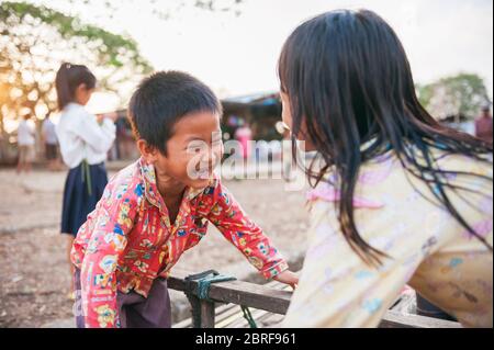 De jeunes enfants cambodgiens jouent sur le train Bamboo norry. Battambang, Cambodge, Asie du Sud-est Banque D'Images