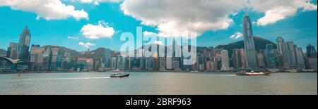 Hong Kong, Hong Kong - 26 septembre 2017 : paysage marin du port de Victoria pendant la journée, ciel bleu. Site touristique populaire Banque D'Images