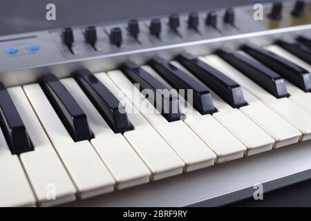 clavier musical midi sur une table Banque D'Images