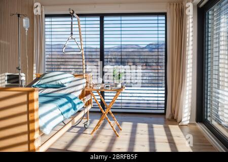 Lit vide et réglable dans la chambre dans un hôpital moderne privé. Banque D'Images