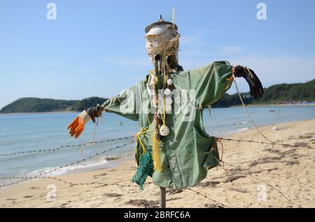 Scarecrow en plastique et autres déchets jetés hors de la mer. Plastique, filets, fil barbelé, éviers. Par la mer sur la plage Banque D'Images