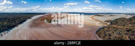 Salt Flats outback Western Australia photographie aérienne avec peu de sel pendant l'été, nuages spectaculaires jetant des ombres Banque D'Images