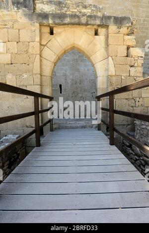 Pont en bois et entrée à l'ancien château de Kolossi près de la ville de Limassol à Chypre Banque D'Images